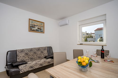 Foto 2 - Apartment mit 2 Schlafzimmern in Ližnjan mit garten und terrasse