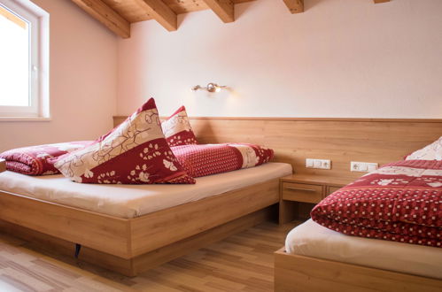 Foto 7 - Apartamento de 2 quartos em Pettneu am Arlberg com jardim e vista para a montanha