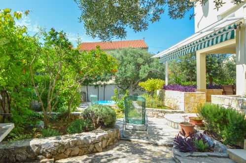 Photo 20 - Maison de 4 chambres à Tribunj avec piscine privée et jardin