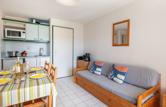 Foto 2 - Apartamento de 1 habitación en Le Grau-du-Roi con piscina y vistas al mar