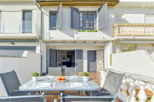 Foto 9 - Casa de 3 habitaciones en Castelló d'Empúries con terraza y vistas al mar
