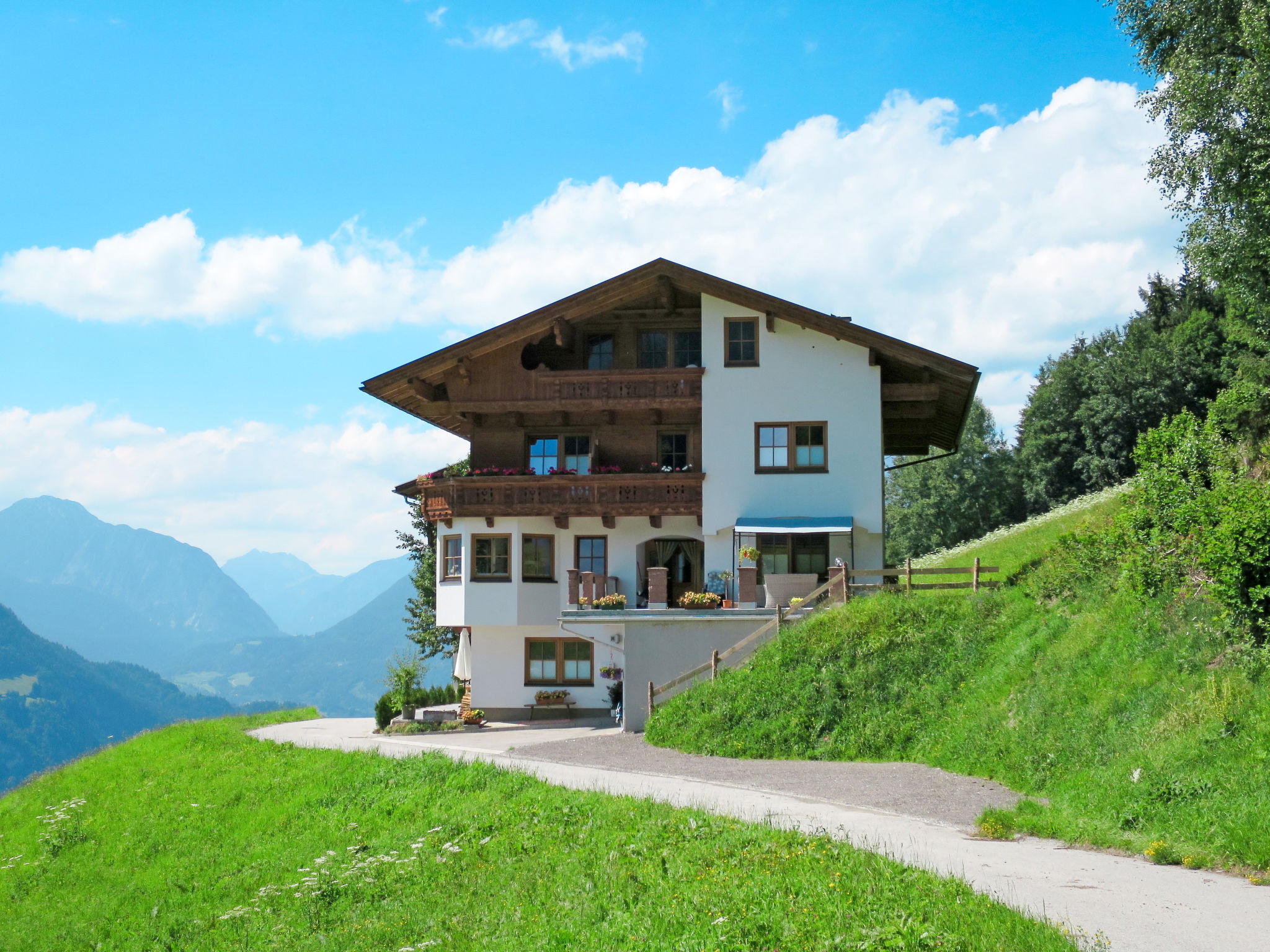 Foto 1 - Appartamento con 2 camere da letto a Hart im Zillertal con vista sulle montagne