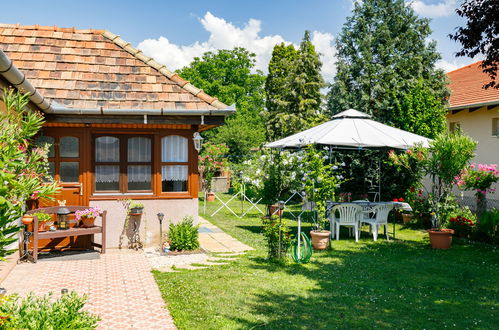 Foto 15 - Casa de 2 quartos em Balatonőszöd com jardim e vista para a montanha