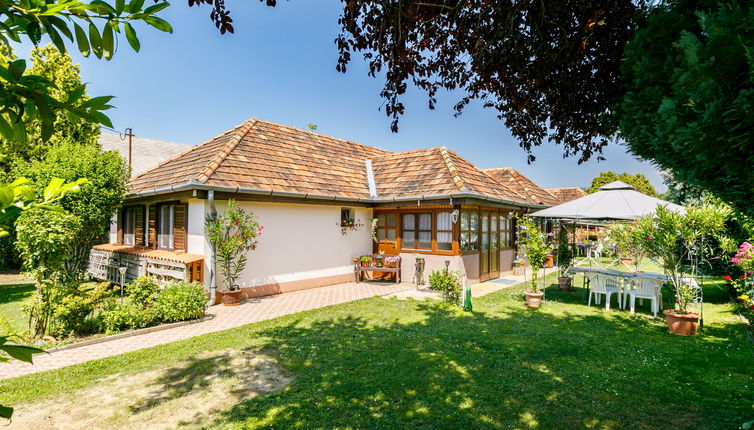 Photo 1 - Maison de 2 chambres à Balatonőszöd avec jardin et vues sur la montagne