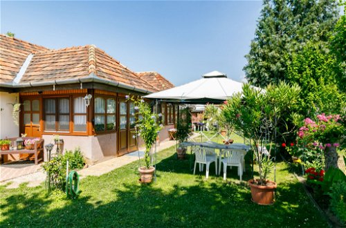 Foto 2 - Casa de 2 habitaciones en Balatonőszöd con jardín y vistas a la montaña
