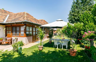 Foto 2 - Casa de 2 habitaciones en Balatonőszöd con jardín y vistas a la montaña