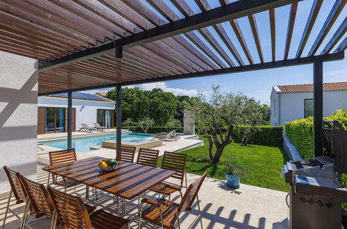 Photo 2 - Maison de 3 chambres à Sveti Petar u Šumi avec piscine privée et jardin