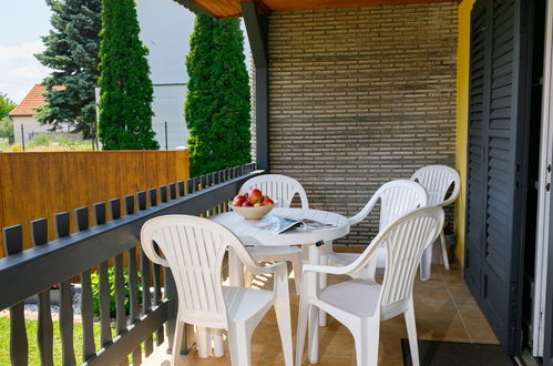 Photo 2 - Maison de 2 chambres à Balatonkeresztúr avec jardin et terrasse