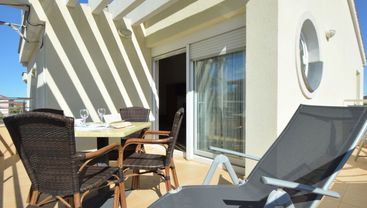 Apartamento de 3 quartos em Pirovac com jardim e terraço - Foto 1