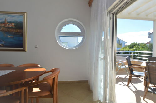 Foto 9 - Appartamento con 2 camere da letto a Pirovac con terrazza e vista mare