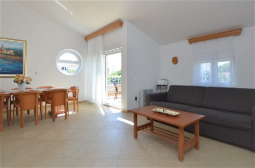 Photo 3 - Appartement de 2 chambres à Pirovac avec terrasse et vues à la mer