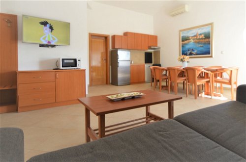 Foto 10 - Appartamento con 2 camere da letto a Pirovac con terrazza e vista mare