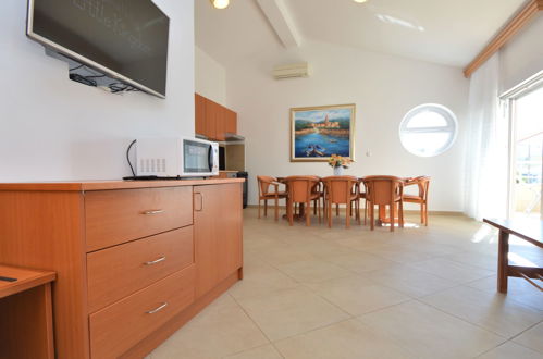 Photo 5 - 2 bedroom Apartment in Pirovac with terrace and sea view