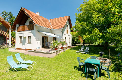 Photo 1 - Maison de 3 chambres à Balatonakali avec jardin et terrasse