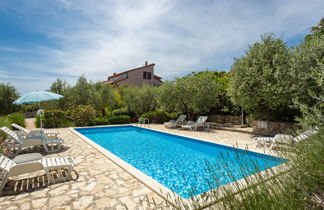 Photo 2 - Appartement de 2 chambres à Tar-Vabriga avec piscine et vues à la mer