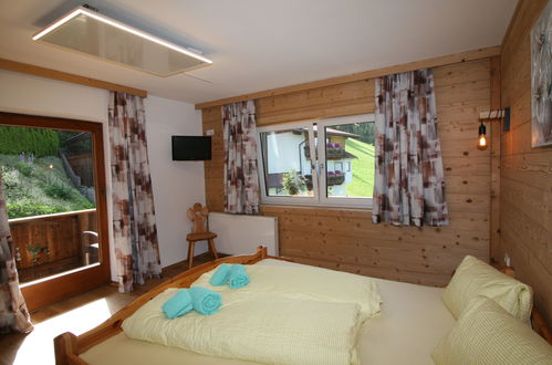 Foto 4 - Appartamento con 4 camere da letto a Aschau im Zillertal con vista sulle montagne