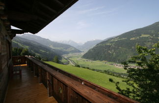 Foto 3 - Appartamento con 4 camere da letto a Aschau im Zillertal con vista sulle montagne