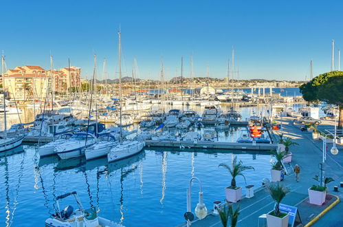 Foto 1 - Apartamento de 2 habitaciones en Fréjus con piscina y vistas al mar