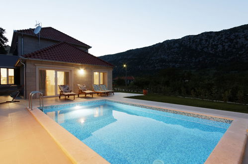 Foto 36 - Casa de 3 quartos em Zagvozd com piscina privada e terraço