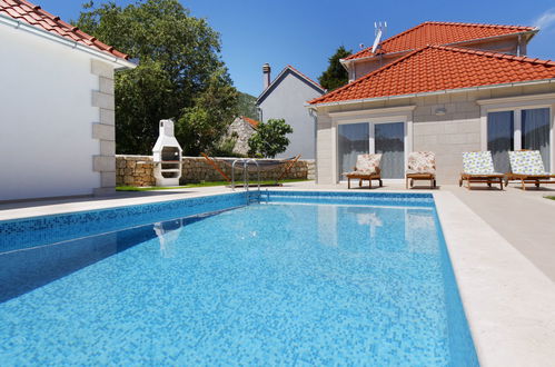 Foto 38 - Casa de 3 quartos em Zagvozd com piscina privada e jardim