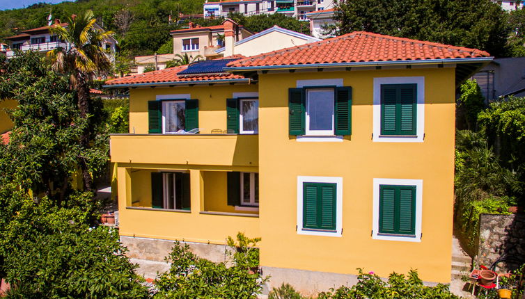 Foto 1 - Apartamento de 2 habitaciones en Opatija con jardín y terraza