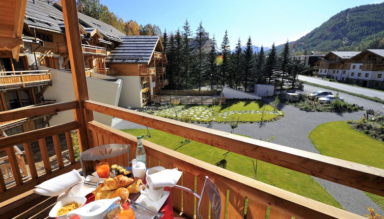 Foto 1 - Apartamento en Saint-Chaffrey con piscina y vistas a la montaña