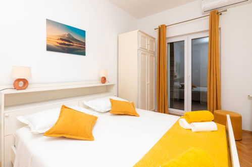 Foto 12 - Appartamento con 3 camere da letto a Selca con piscina privata e vista mare