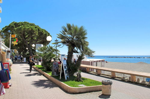 Foto 21 - Apartment mit 1 Schlafzimmer in San Bartolomeo al Mare mit blick aufs meer