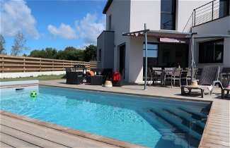 Foto 2 - Casa de 3 habitaciones en Treffiagat con piscina privada y vistas al mar