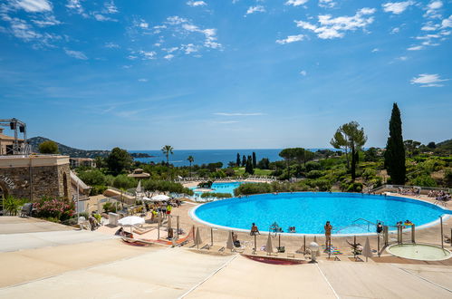 Foto 18 - Apartment mit 1 Schlafzimmer in Saint-Raphaël mit schwimmbad und blick aufs meer