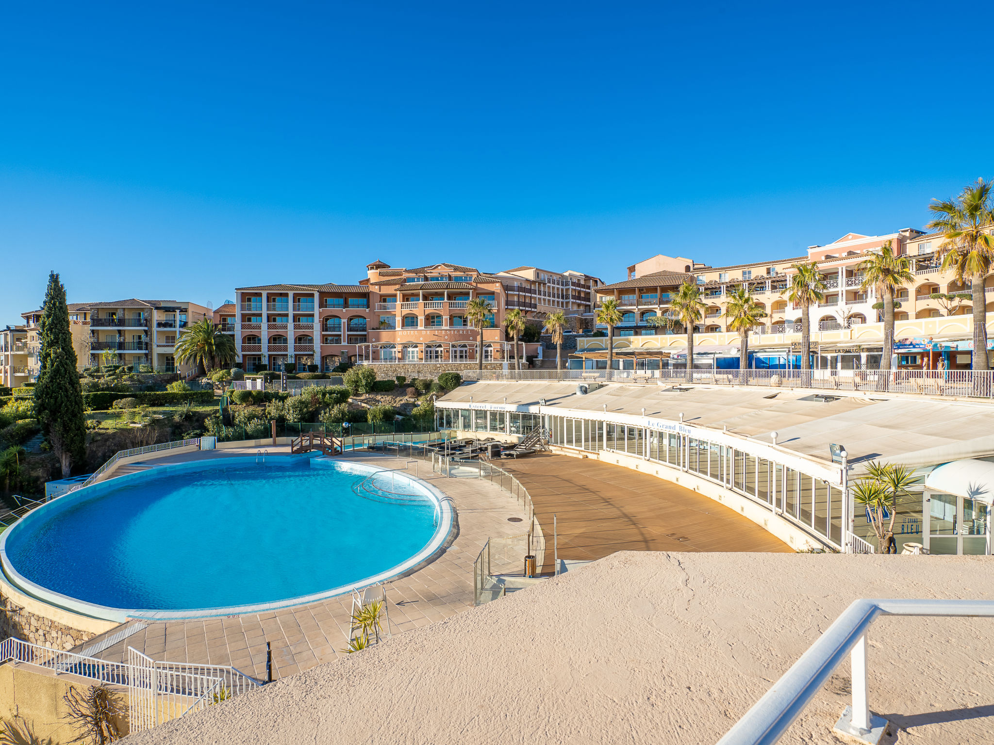 Foto 3 - Apartamento de 1 quarto em Saint-Raphaël com piscina e vistas do mar