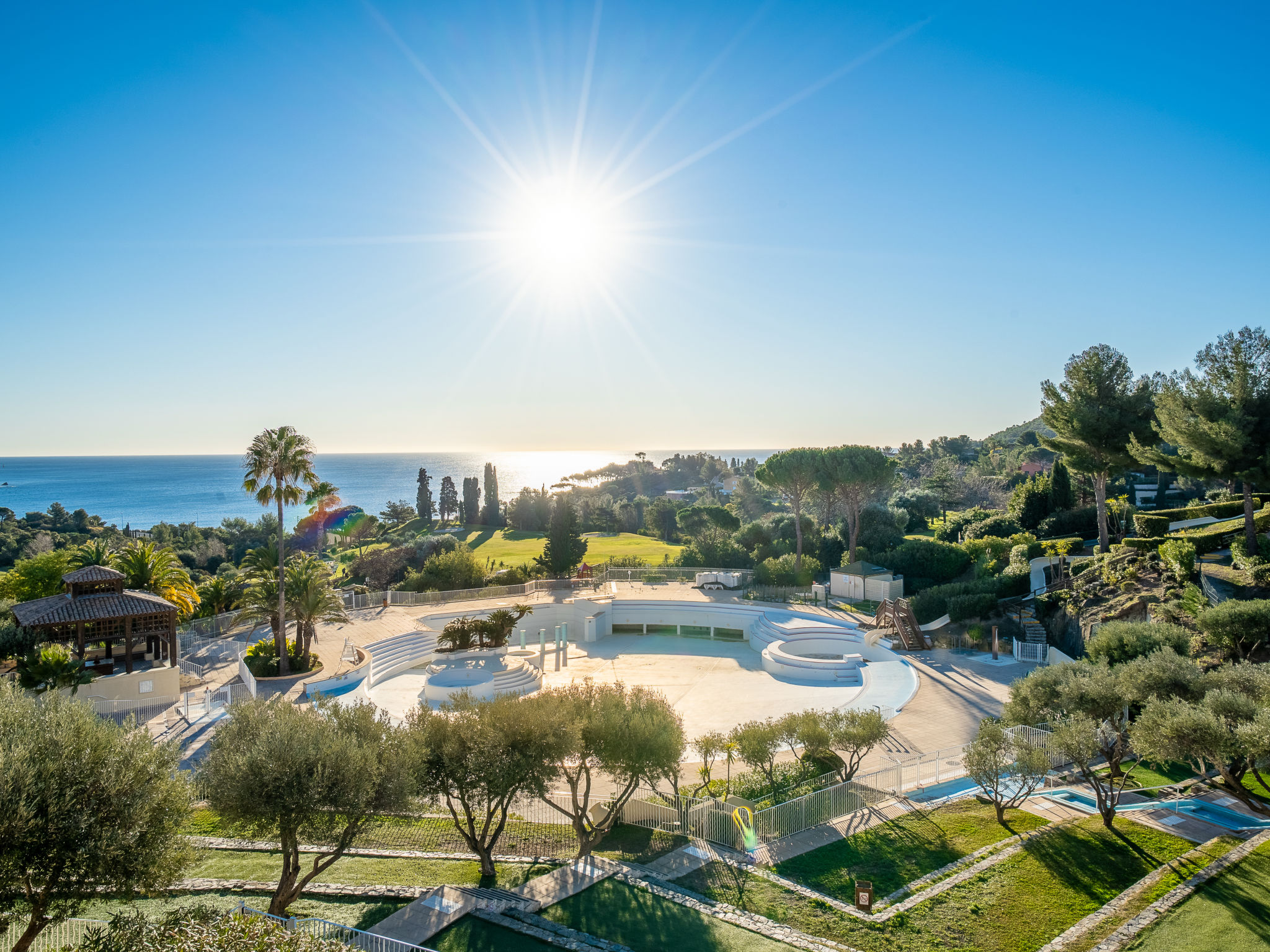 Foto 3 - Appartamento con 1 camera da letto a Saint-Raphaël con piscina e vista mare