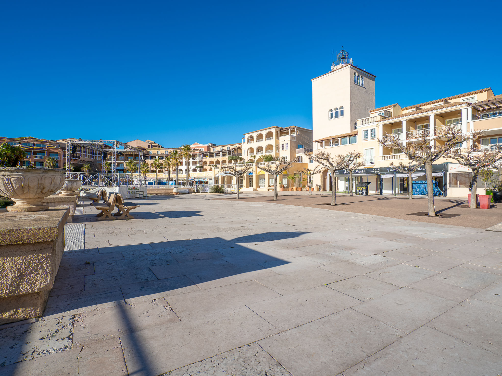 Photo 26 - 1 bedroom Apartment in Saint-Raphaël with swimming pool and garden