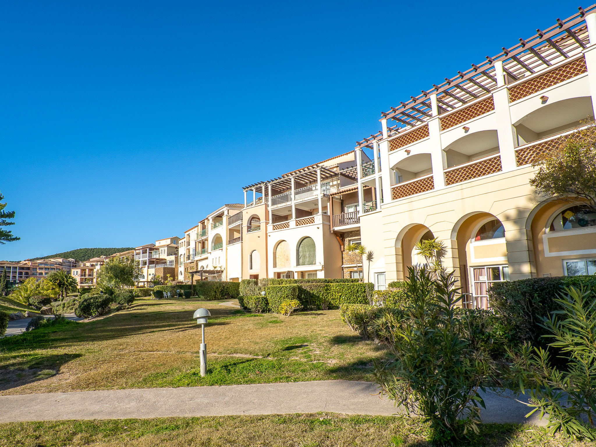 Photo 24 - 1 bedroom Apartment in Saint-Raphaël with swimming pool and sea view