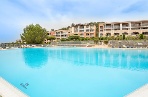 Foto 2 - Appartamento con 2 camere da letto a Saint-Raphaël con piscina e vista mare