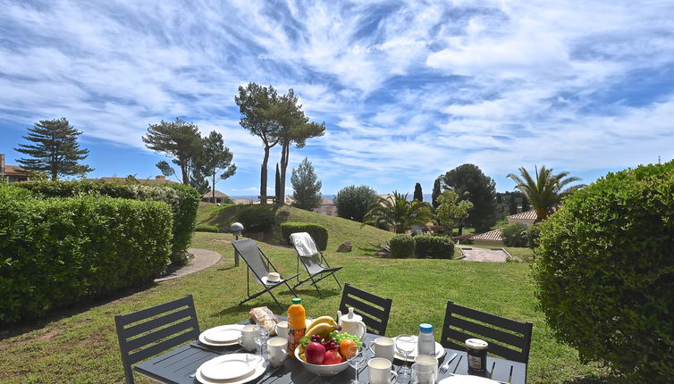 Foto 1 - Apartment mit 2 Schlafzimmern in Saint-Raphaël mit schwimmbad und blick aufs meer