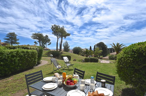 Foto 1 - Apartment mit 2 Schlafzimmern in Saint-Raphaël mit schwimmbad und blick aufs meer