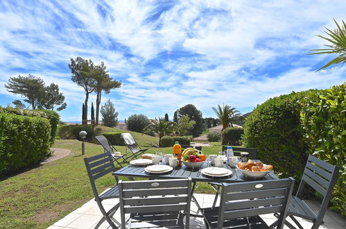 Foto 6 - Apartment mit 2 Schlafzimmern in Saint-Raphaël mit schwimmbad und blick aufs meer