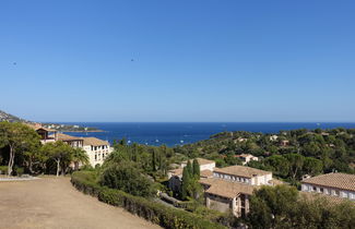 Foto 1 - Appartamento con 2 camere da letto a Saint-Raphaël con piscina e vista mare