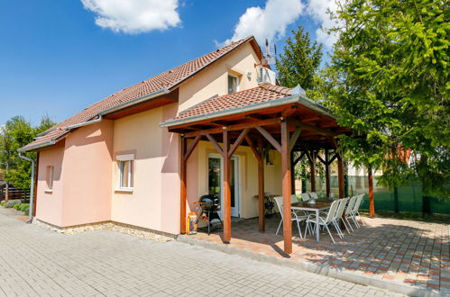 Foto 2 - Casa con 4 camere da letto a Balatonmáriafürdő con giardino e terrazza