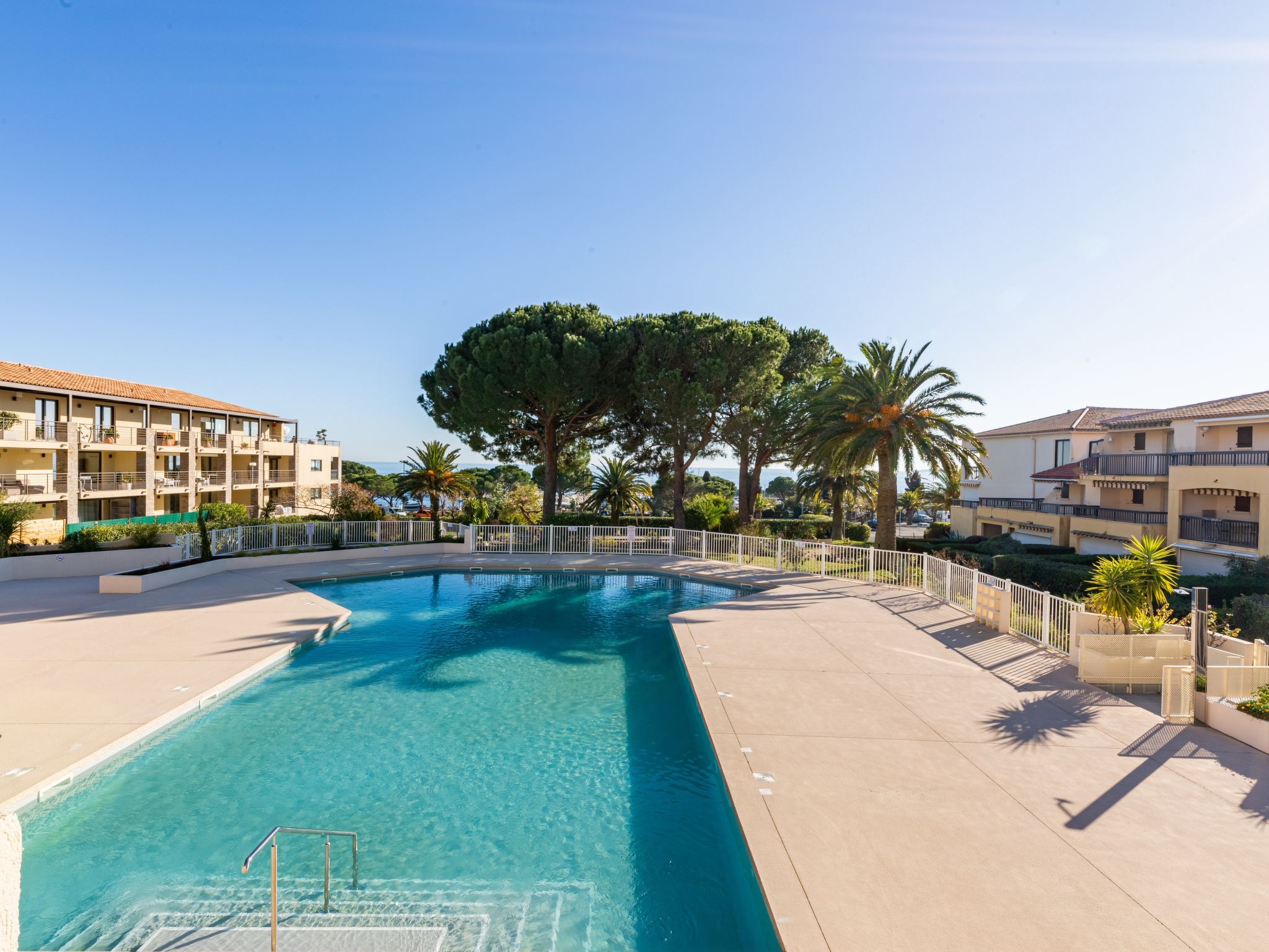 Foto 2 - Appartamento con 1 camera da letto a Roquebrune-sur-Argens con piscina e vista mare