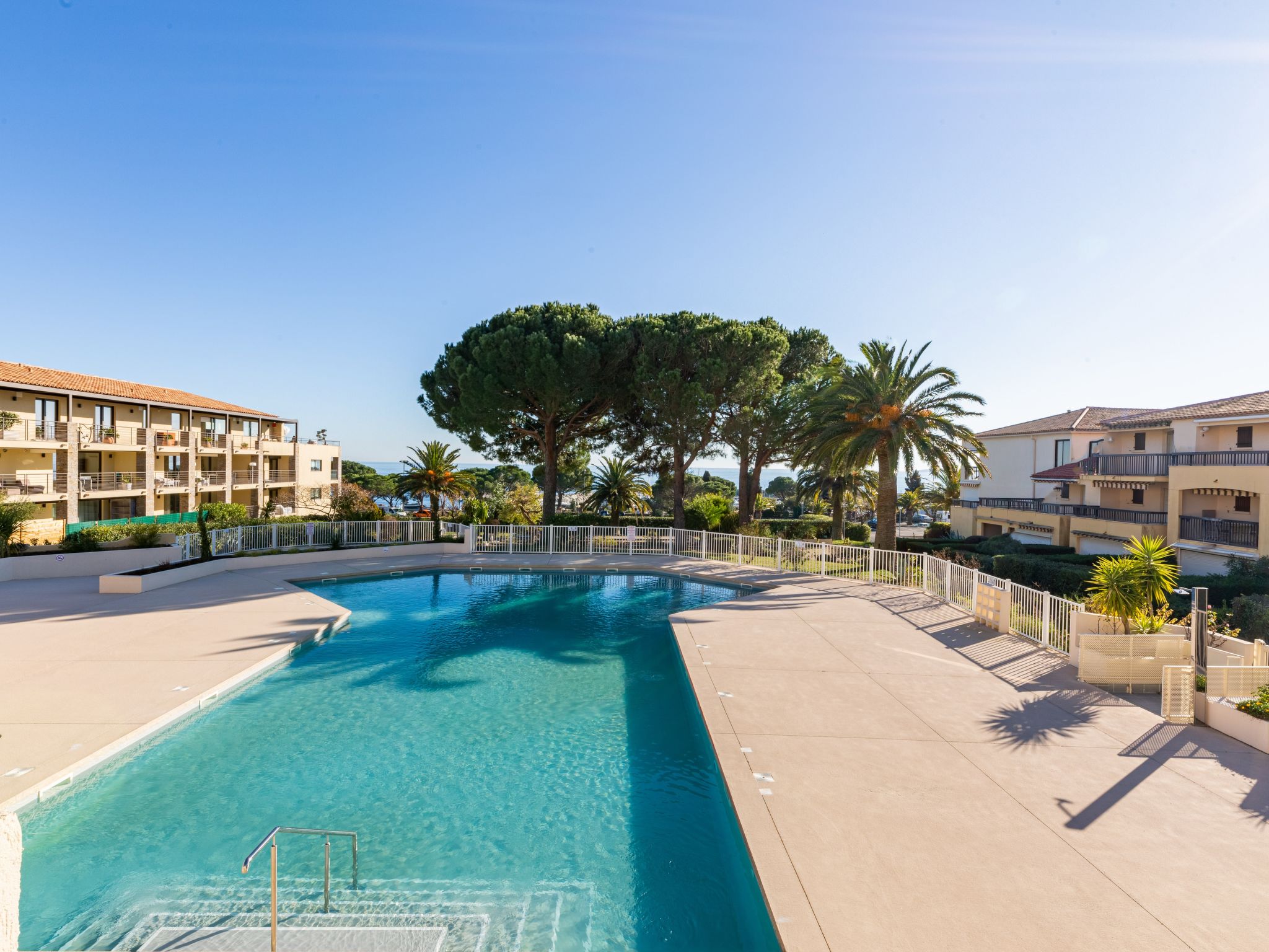 Foto 1 - Appartamento con 1 camera da letto a Roquebrune-sur-Argens con piscina e vista mare