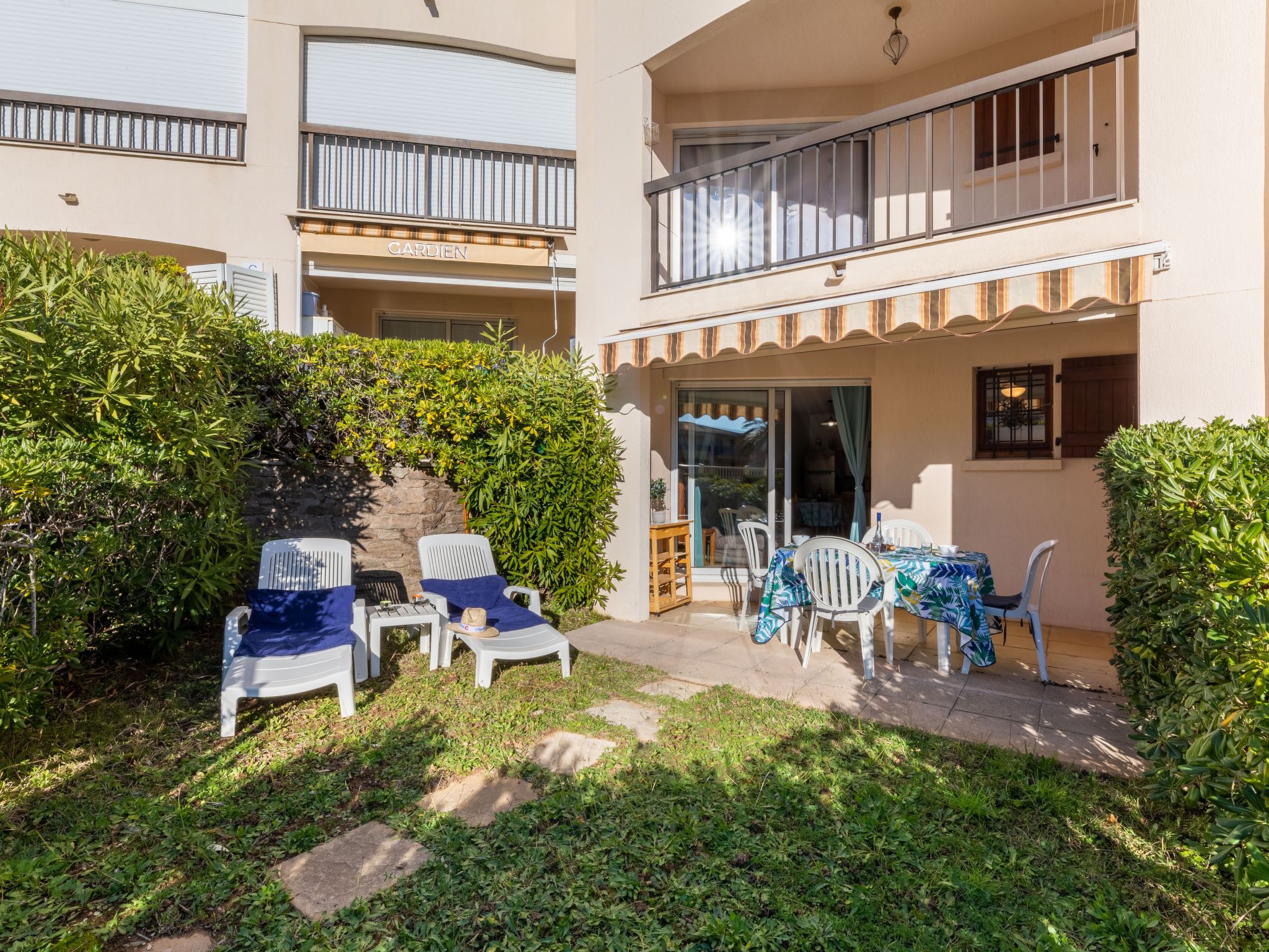 Foto 9 - Apartment mit 1 Schlafzimmer in Roquebrune-sur-Argens mit schwimmbad und blick aufs meer