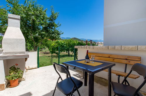 Photo 8 - Maison de 2 chambres à Rab avec jardin et terrasse