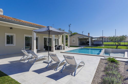 Photo 15 - Maison de 3 chambres à Brtonigla avec piscine privée et vues à la mer