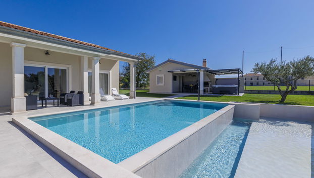 4 bedroom House in Brtonigla with private pool and garden - Photo 5