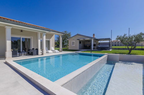 Foto 14 - Casa de 3 quartos em Brtonigla com piscina privada e jardim