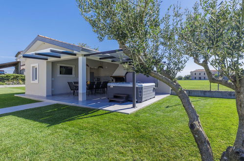 Photo 16 - Maison de 3 chambres à Brtonigla avec piscine privée et vues à la mer