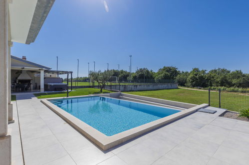 Foto 46 - Casa de 3 habitaciones en Brtonigla con piscina privada y jardín