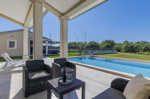 Photo 13 - Maison de 3 chambres à Brtonigla avec piscine privée et jardin